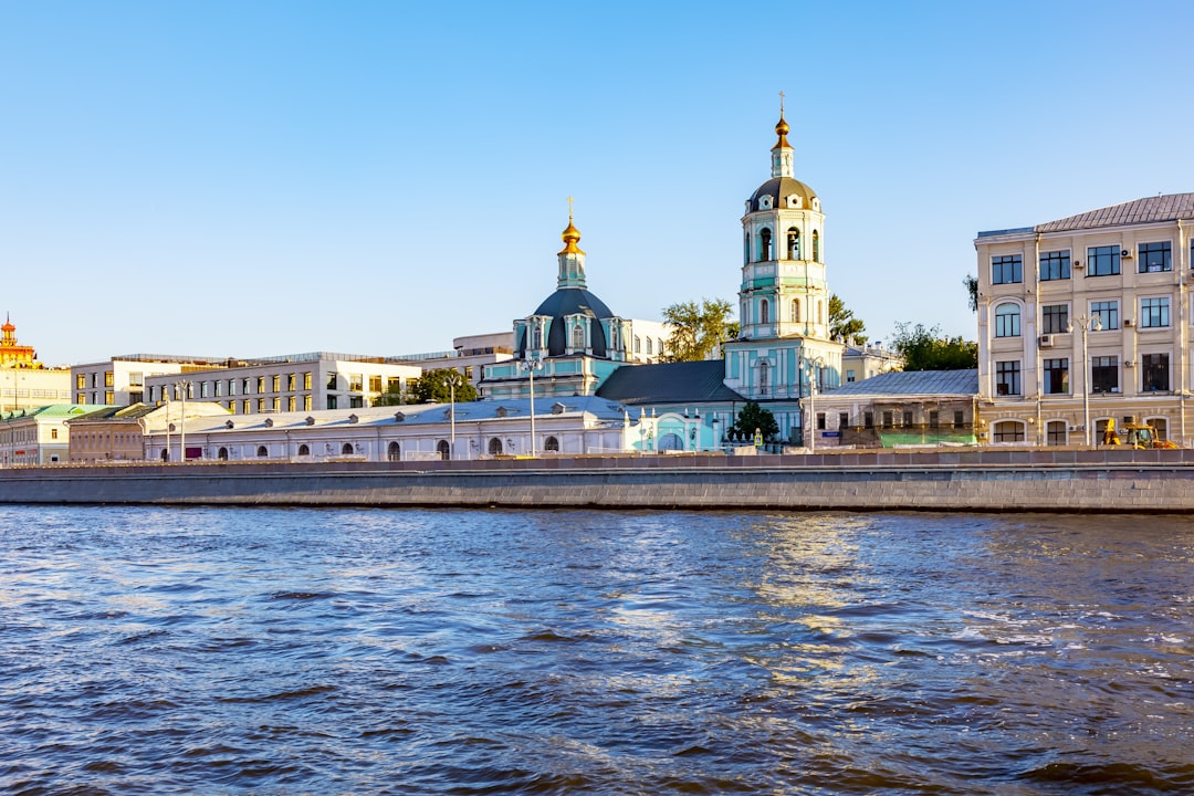 Теряете клиентов из регионов? Как настроить доставку по всей России и перестать отказывать покупателям
