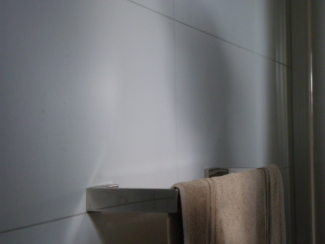Купили плитку за 300 тысяч, а через месяц затопили соседей. Что забывают 90% при ремонте ванной